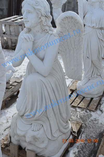 скульптура ангела из белого мрамора