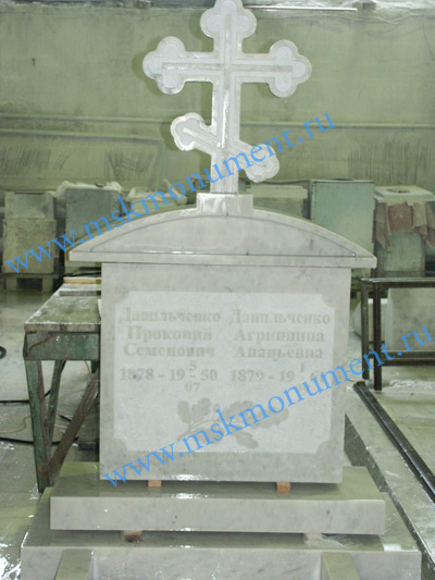 памятник с крестом из мрамора